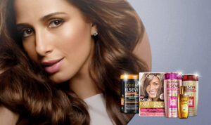 Modelo de cabelo castanho ao lado das embalagens de tinta de cabelo Imédia Excellence e shampoos Elseve L'Oréal Paris no projeto Beleza Toda Hora