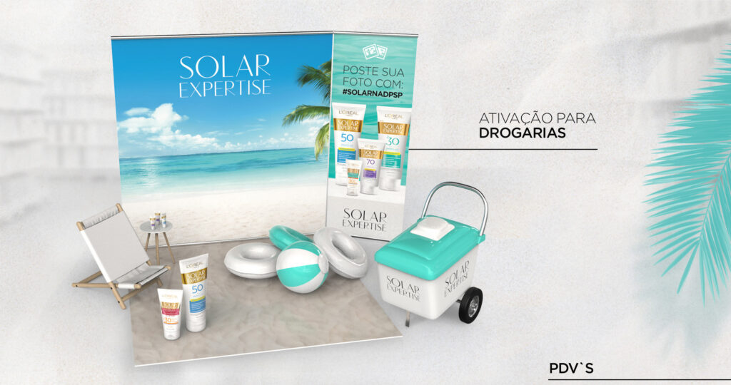 Espaço temático de praia para ativação em drogarias com backdrop, espreguiçadeira, boias e carrinho térmico Solar Expertise