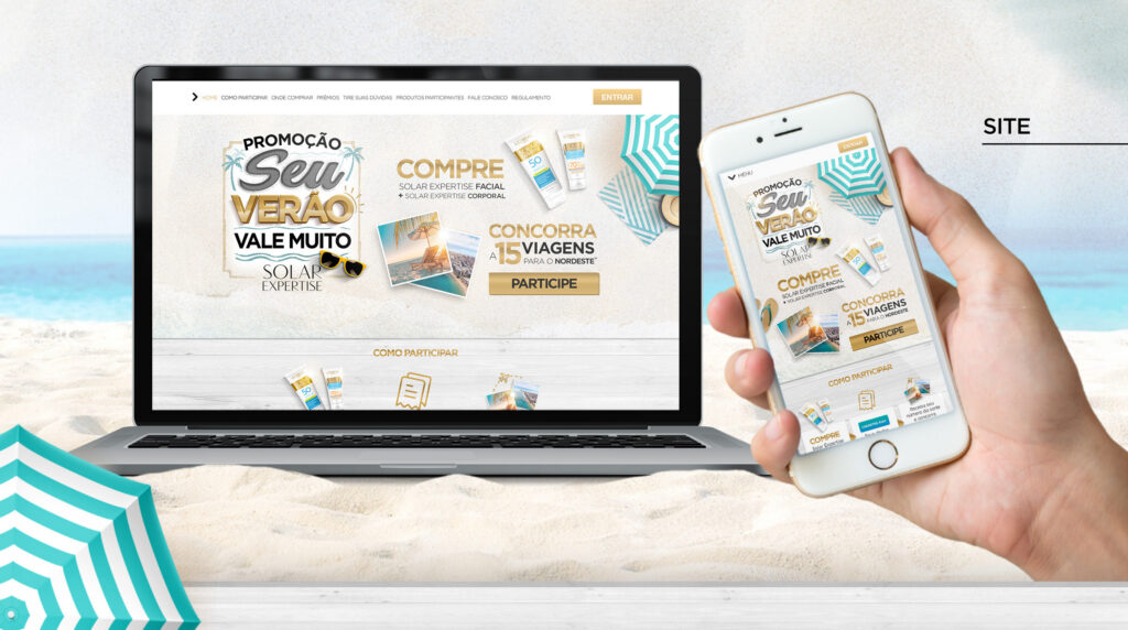 Tela de notebook e mão segurando smartphone exibindo o hotsite da Promoção Seu Verão Vale Muito na areia da praia