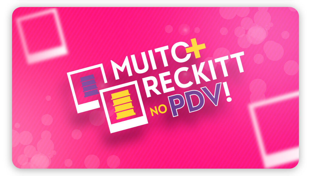 Card promocional com câmera instantânea fotografando gôndolas e a marca Muito + Reckitt no PDV
